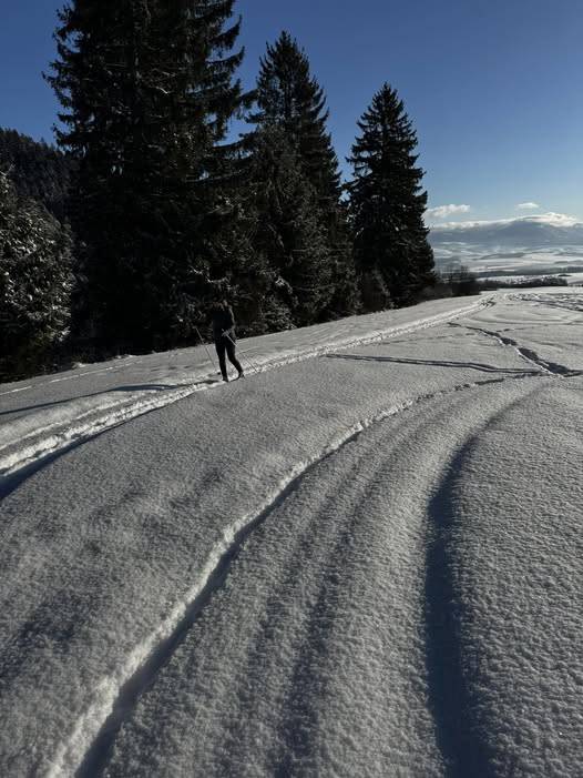 Bežkárska trať je od novej bytovky, ponad vodojem až po tankovú cestu. Korčuľovať sa môžete na ihrisku pri Hokejke.