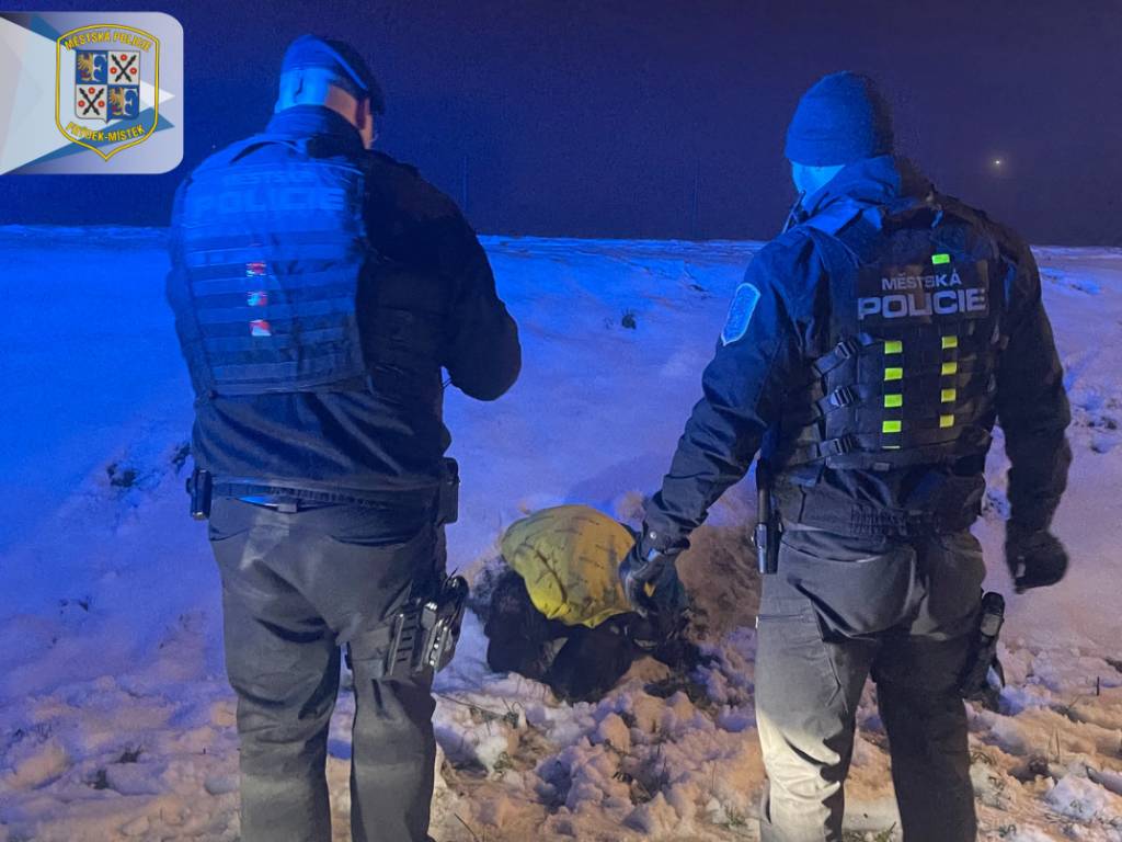 Strážníci Městské policie Frýdek-Místek v noci z 16. na 17. ledna profesionálním a koordinovaným zákrokem uklidnili vyhrocenou situaci na čerpací stanici v Místku. Díky rychlé reakci na oznámení z linky 156 nedošlo ke zranění osob ani k poškození majetku. Nešlo přitom o jedinou událost, ke které museli během noci vyjíždět. Čtěte na webu města: POHOTOVÝ ZÁSAH STRÁŽNÍKŮ NA ČERPACÍ STANICI ZABRÁNIL ŠKODÁM I MOŽNÉMU NAPADENÍ | Frýdek-Místek