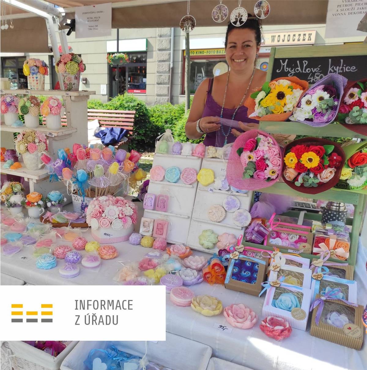 Také v letošním roce se můžete těšit na oblíbený Slezský rynek, který pravidelně oživuje náměstí ČSA v Českém Těšíně. Tradiční akci pořádá Spolek českých výrobců a zemědělců z Ostravy za podpory města a koná se jednou měsíčně vždy od 8.00 do 15.00 hodin. Termíny konání v roce 2026: 19. 2., 19. 3., 16. 4., 14. 5., 25. 6., 23. 7., 20. 8., 17. 9., 15. 10., 12. 11. a 10. 12. 2026 Na stáncích na vás bude čekat bohatá nabídka regionálních produktů – čerstvé ovoce a zelenina, výběr sýrů, speciality řeznických mistrů, několik druhů voňavého kváskového chleba, domácí koláčky a mnoho dalších dobrot. Chybět nebudou ani výrobky perníkářů, cukrářů, včelařů, bylinářů, kořenářů a dalších šikovných výrobců a řemeslníků. Přijďte si užít příjemnou atmosféru, nakoupit kvalitní lokální produkty a setkat se s lidmi, kteří svou práci dělají srdcem. Poznamenejte si termíny a nenechte si Slezský rynek ujít!