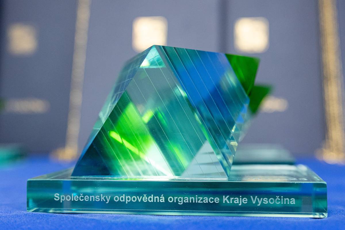 Do osmého ročníku Ceny hejtmana za společenskou odpovědnost se mohou hlásit firmy, obce, příspěvkové i neziskové organizace do 31. ledna.  Na co se hledí? Cílem je vyzdvihnout ty, kteří aktivně pracují se sociálními tématy, chrání životní prostředí, dodržují etické principy a respektují lidská práva. Porota sleduje také přístup k zaměstnancům, zákazníkům a k místu, kde organizace působí. Kategorie V soukromém sektoru se hodnotí zvlášť menší firmy do 50 zaměstnanců, střední podniky do 250 zaměstnanců a velké organizace nad tuto hranici. Samostatnou skupinu tvoří veřejný sektor a neziskové organizace, kde se porovnávají obce, příspěvkové organizace zřizované samosprávami a nestátní neziskové subjekty. Přihlášky posílejte do 31. ledna 2026 přes dotazník.