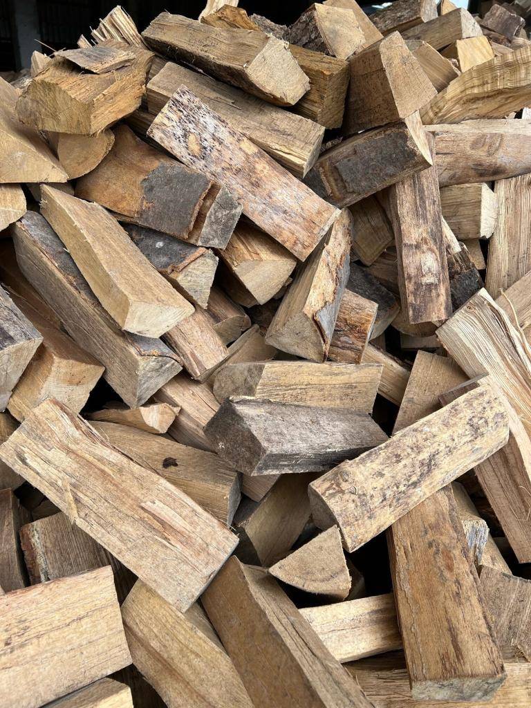 Společnost Dřevo Habrovany nabízí občanům dodání štípaného palivového dřeva,