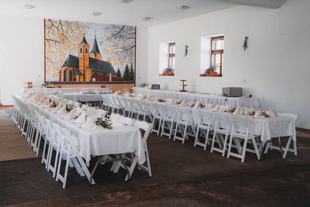 Město Bavorov nabízí k pronájmu Hospodářskou budovu Panského domu v Bavorově a přilehlou zahradu pro svatby či rodinné oslavy. Pronájem si lze zarezervovat v rezervačním systému na www.mestobavorov.cz. Cena nájmu je 6 000,- Kč.