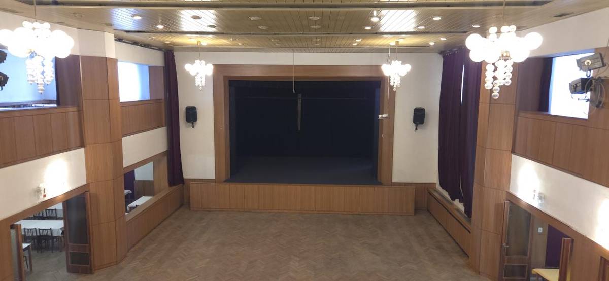 Město Bavorov nabízí k pronájmu Kulturní dům v Bavorově na krátkodobé akce - plesy, rodinné oslavy, maturitní plesy. Rezervace možná na www.mestobavorov.cz