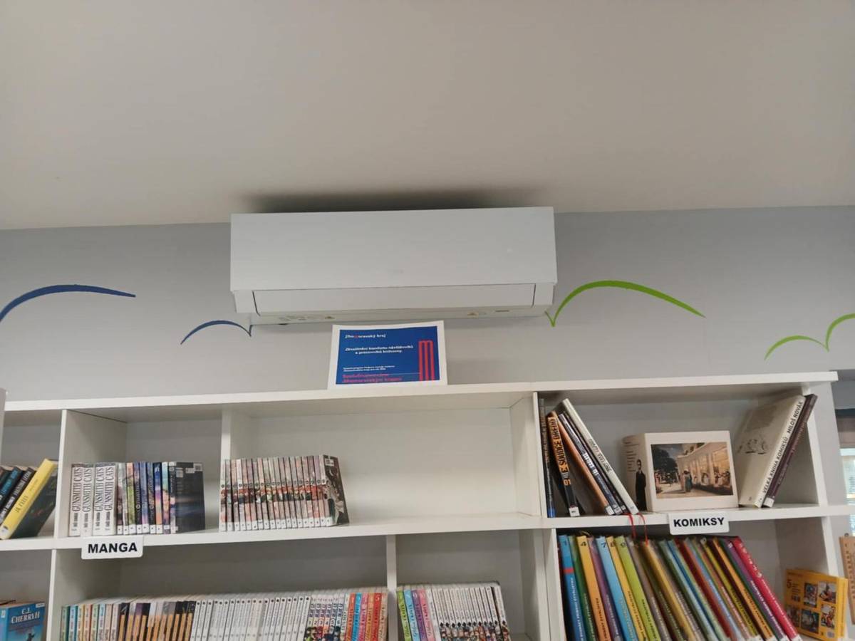 Máme radost, že se nám v roce 2025 podařilo zkvalitnit prostředí obecní knihovny i hudebního sálu. Díky podpoře Jihomoravského kraje byla do obou pater knihovny a hudebního sálu pořízena nová klimatizace.