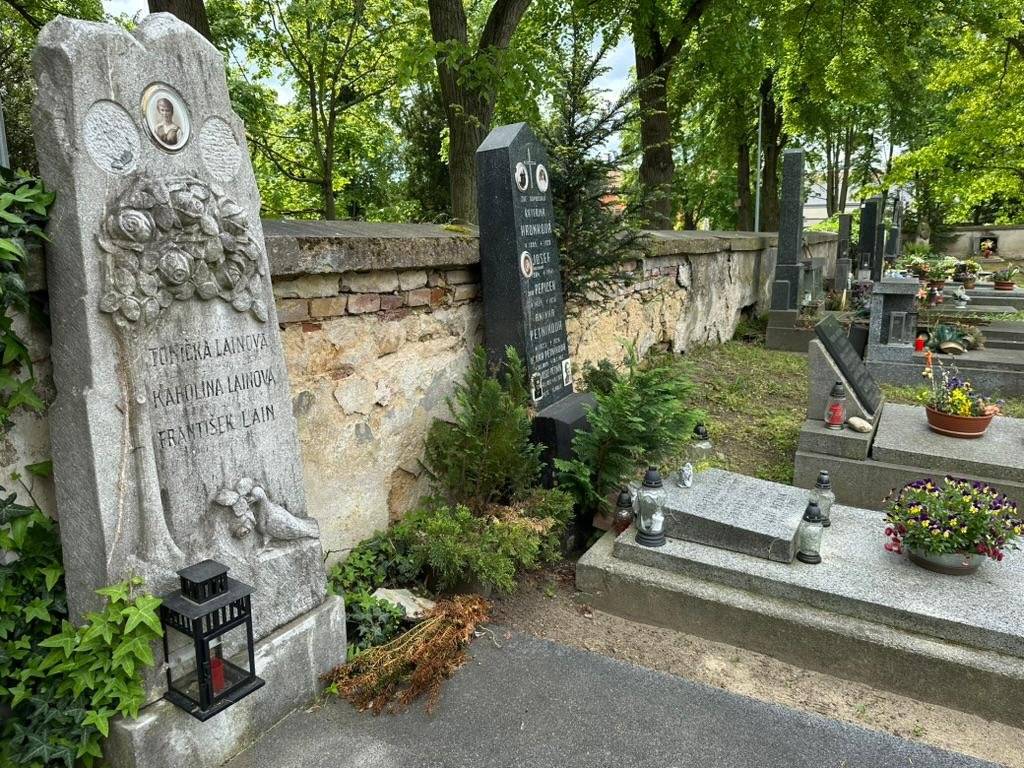 Vážení nájemci hrobových míst, Městská část Praha Vinoř si Vás dovoluje informovat, že v jarním období tohoto roku a za vhodných klimatických podmínek bude zahájena revitalizace parku nacházejícího se před místním hřbitovem. První fází této akce bude renovace průčelní zdi hřbitova, která je v současné době v havarijním technickém stavu a vyžaduje neodkladné stavební řešení. V souvislosti s výše uvedeným si Vás dovolujeme informovat, že realizace stavebních prací se může dotknout hrobových míst situovaných v bezprostřední blízkosti průčelní zdi. Ujišťujeme Vás, že zhotovitel bude smluvně zavázán k maximální ohleduplnosti a k zajištění toho, aby nedošlo k poškození hrobových míst, náhrobků ani jejich příslušenství. Veškeré práce budou prováděny s plným respektem k pietnímu charakteru místa. Zároveň si Vás dovolujeme upozornit, že v případě hrobových míst, která nejsou ve vyhovujícím technickém stavu, jsou nestabilní, vyklánějí se, případně se dotýkají průčelní zdi, je nezbytné, aby si nájemci tato hrobová místa před zahájením stavebních prací vhodným způsobem zabezpečili, podepřeli, případně aby si náhrobky dočasně sejmuli. Toto opatření je nutné z důvodu zajištění bezpečnosti a předcházení možnému poškození majetku. Zejména nájemce těchto hrobových míst žádáme o sdělení aktuálního telefonního kontaktu Úřadu městské části Praha Vinoř (+420 702 298 623, jana.vaculova@praha-vinor.cz). Telefonní kontakt nám umožní v případě nečekaných okolností nebo technických komplikací operativně spolupracovat a řešit vzniklé situace v úzké součinnosti s Vámi. V případě dotazů nebo potřeby bližších informací se můžete obrátit na Úřad městské části Praha Vinoř. Děkujeme Vám za Vaše pochopení a vstřícnost. Věříme, že realizované úpravy přispějí ke zvýšení bezpečnosti, ke kultivaci veřejného prostoru a k zachování důstojného charakteru okolí hřbitova. Za Úřad městské části Praha Vinoř Jana Vaculová