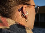 Detail nasazených sluchátek na uších