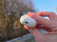 Nabíjení sluchátek Huawei FreeClip 2 je možné USB-C kabelem, případně bezdrátově