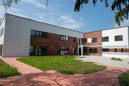 Prečo kuchyňa denného centra, ktorá varí obedy seniorom , nezabezpečuje celodenné stravovanie aj pre centrá sociálnych služieb? Vysvetľujeme jednoducho, vecne a bez emócií. Ide o hygienu, diéty, prevádzku 7 dní v týždni a najmä o cenu, ktorú by museli zaplatiť samotní seniori. Fakty namiesto zavádzania – lebo našich seniorov si vážime.