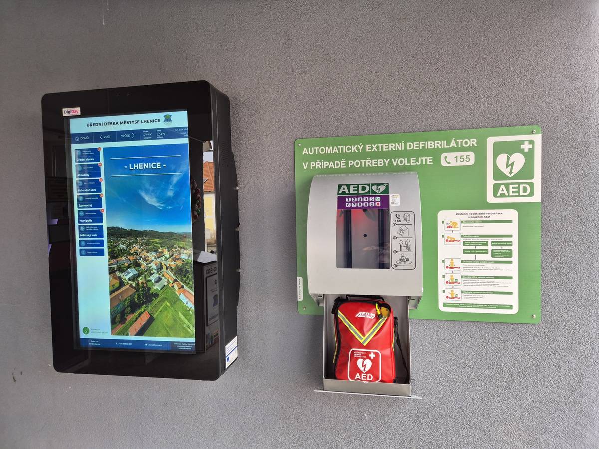 Informujeme občany, že na budovu Úřadu městyse Lhenice byl v minulých dnech nainstalován AED – automatizovaný externí defibrilátor. Tento přístroj slouží k poskytnutí první pomoci při náhlé zástavě srdce a může výrazně zvýšit šanci na přežití postiženého. Co je důležité vědět:   Volejte vždy linku 155 - operátor vám sdělí kód k otevření schránky, v níž je AED uložen     AED je určen výhradně pro krizové situace ohrožení života   Přístroj je bezpečný a jednoduchý na použití, sám hlasově navádí zachránce   AED slouží výhradně k záchraně života – nepoškozujte jej a děti prosím upozorněte, že si s ním nesmí hrát  Prostor je monitorován kamerovým systémem se záznamem  V blízké době plánujeme školení první pomoci pro veřejnost, zaměřené i na praktické použití AED.  O termínu budou občané včas informováni.
