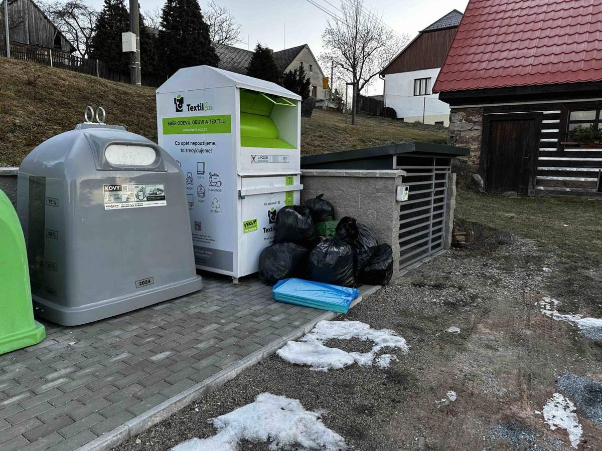 Kontejner na textil.