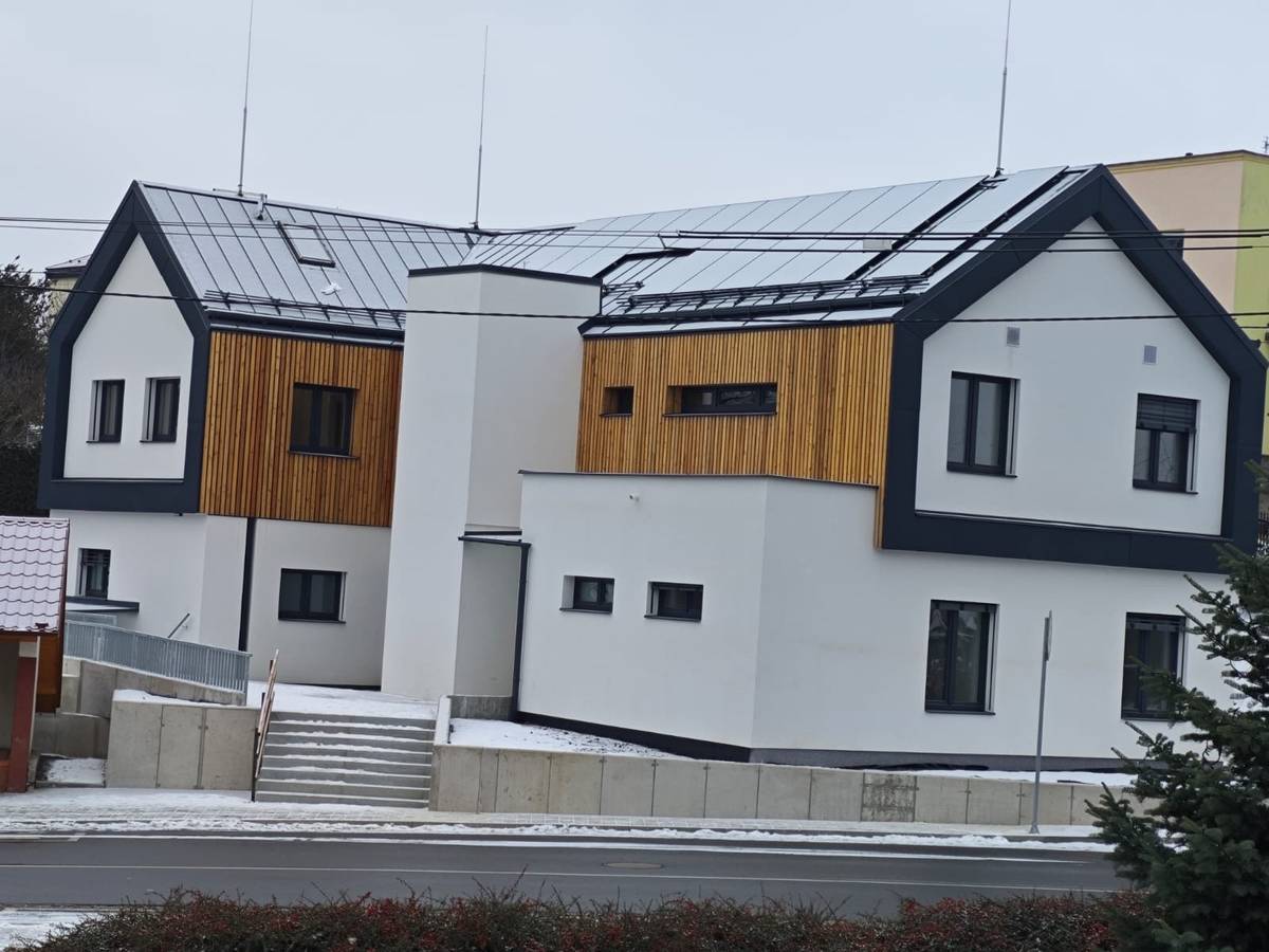 V případě zájmu o vstupní vyšetření v nově vznikající zubní ordinaci Markvartovice využijte náš kontaktní formulář pro zájemce o registraci, který najdete na stránkách www.zubnikralovstvi.cz. Kontaktní formulář bude přístupný od 26.1. do 1.2.2026. Pro klienty bez přístupu k internetu bude ve stejném termínu k dispozici papírový formulář ve vestibulu obecního úřadu. Ordinace bude zapsané zájemce kontaktovat postupně za účelem sjednání termínu vstupního vyšetření, a to i po zahájení provozu ordinace. Prosíme o shovívavost při zpracování dotazníků. Časový interval pro objednání vstupního vyšetření nejsme v tuto chvíli schopni určit. Po vstupním vyšetření následuje potřeba dalších ošetření. Nabírání nových pacientů budeme dělat postupně tak, aby se nenavyšovala nepřiměřeně objednávací doba. Tento formulář slouží v současné době zejména pro občany obce Markvartovice. Proto jej prosím nesdílejte na sociálních sítích.  Váš tým zubní ordinace Markvartovice.