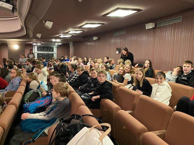 Ve čtvrtek 12. ledna se všichni žáci 1. stupně naší základní školy zúčastnili společné návštěvy Divadla v Dlouhé v Praze. Cílem kulturního výletu bylo divadelní představení Jak jsem se ztratil, které je svým tématem i zpracováním vhodné právě pro mladší diváky.