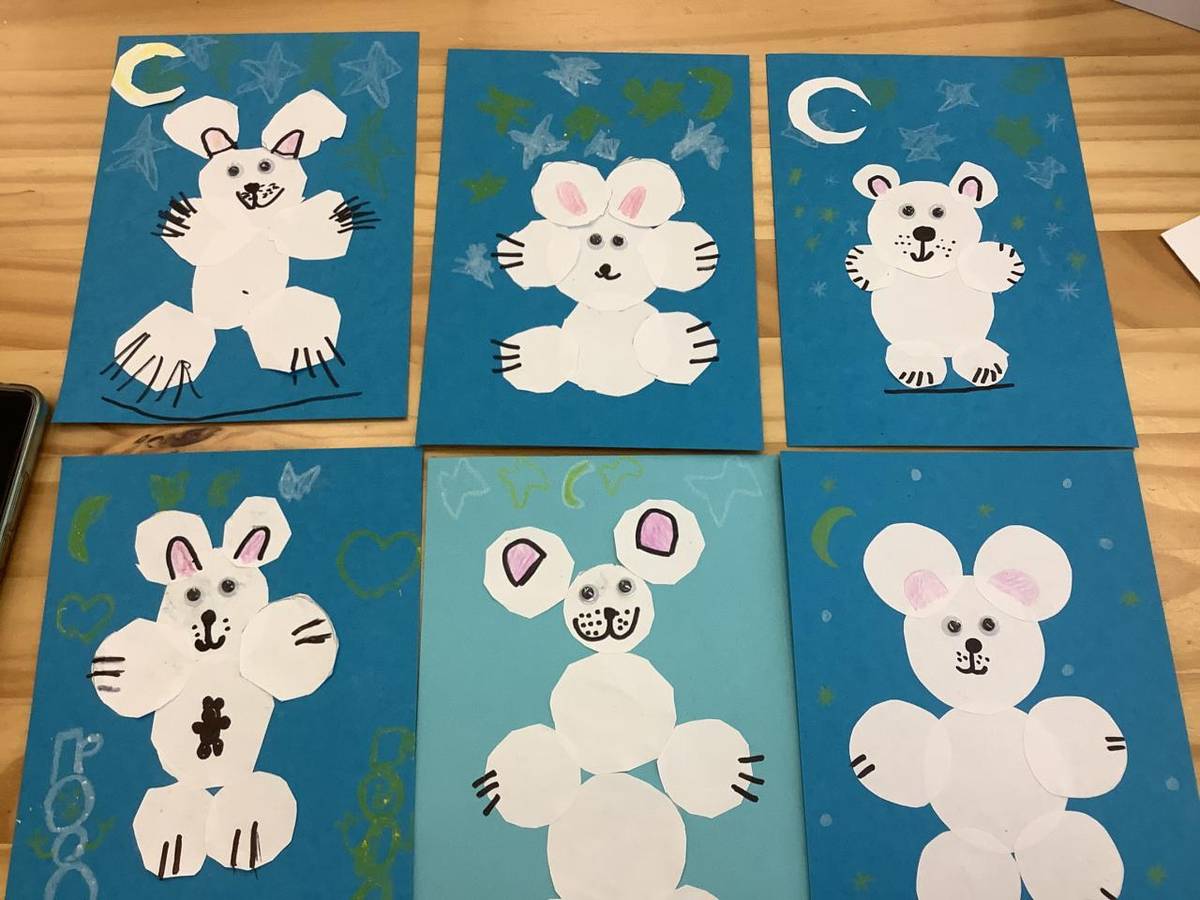 Děti si hrají společenské hry, kreslí, vyrábějí z papíru nebo stavebnic.