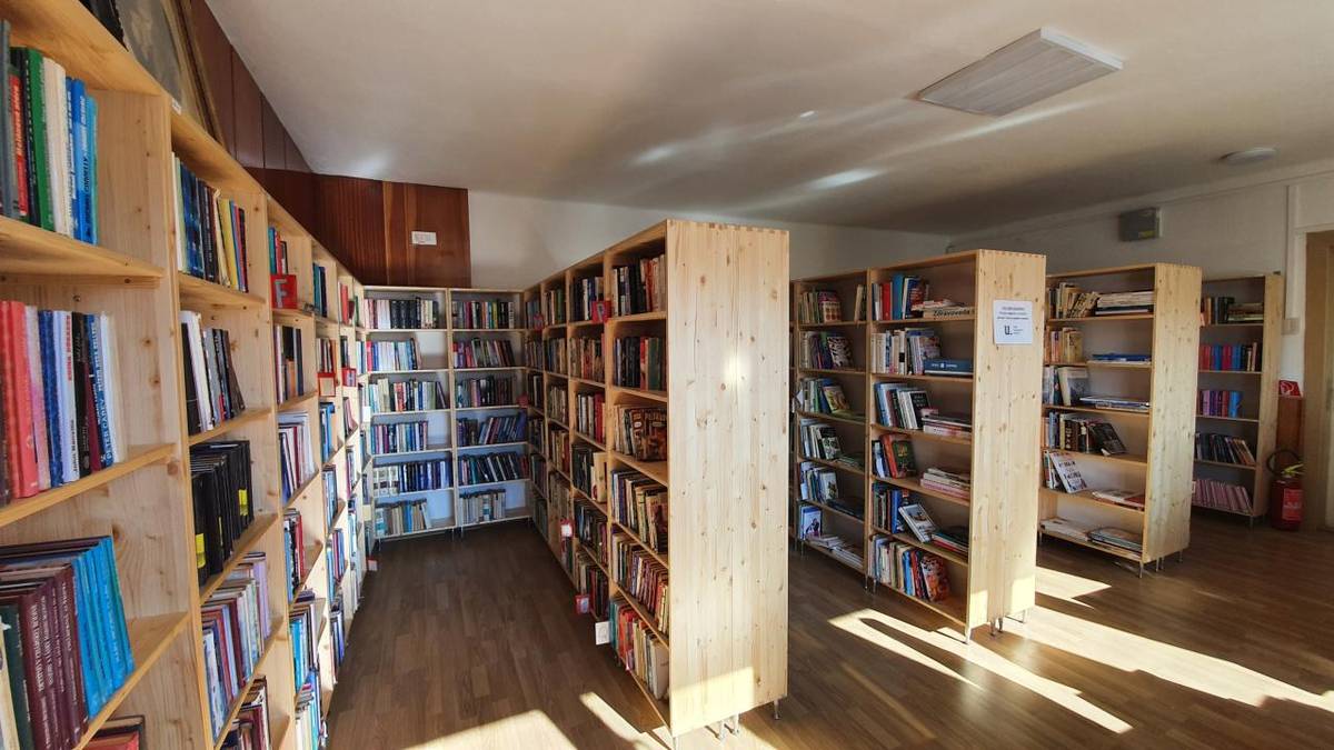 V predvianočnom období, 10. decembra 2025, sa v priestoroch obecnej knižnice konalo milé a voňavé podujatie s názvom „Vianočný punč v knižnici“.