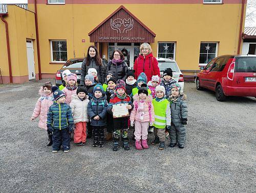 Poslední páteční odpoledne před Štědrým dnem má v městském útulku už po léta své pevné místo. Patří setkání lidí, kteří věří, že ani ti nejtišší a nejopuštěnější by neměli zůstat bez pozornosti. Psí Vánoce 2025 nebyly výjimkou. Naopak. Byly silné, dojemné a plné okamžiků, které se zapisují hluboko do paměti.