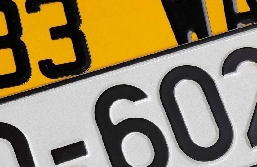 Upozorňujeme vlastníky vozidel dlouhodobě vyřazených z provozu – tzv. v depozitu:  pro zachování registračních značek, je potřeba dostavit se na registr vozidel a podat žádost o zachování RZ před uplynutím tří let od data vyřazení z provozu.  Tato žádost je zpoplatněna částkou 200 Kč. U vozidel, která byla vyřazena z provozu před 28. únorem 2023 je potřeba požádat o zachování do 28. února 2026.  Nebude-li žádost o zachování RZ včas podána, dojde ke skartaci RZ a dokladů a při ukončení vyřazení budou vlastníkům přiděleny nové, což bude zpoplatněno. 📣Nepodáním této žádosti vozidlo nezaniká, je stále registrováno se statutem „vyřazeno z provozu“.