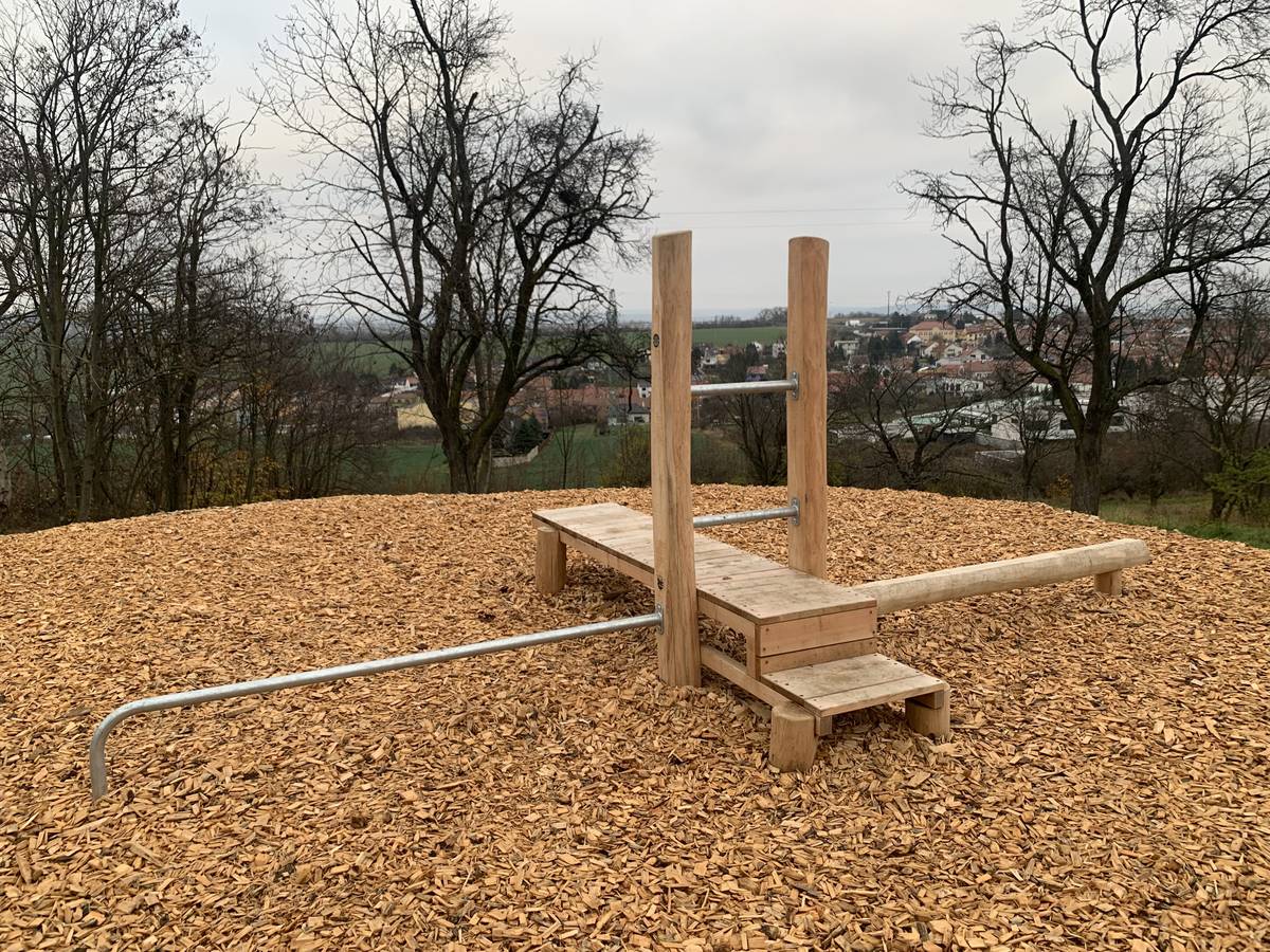 Obec Nebovidy pořídila venkovní fitness, které se nachází v sadu obce a slouží občanům ke zpestření jejich pohybových aktivit a prohloubení zdravého životního stylu.  Až to počasí dovolí, doplníme ještě posezení pro větší pohodlí, provedeme další úpravy okolí a připevníme také přehledný plánek s ukázkami cviků. Také proběhne ukázková lekce a otevření hřiště. O přesném termínu budeme včas informovat. Projekt byl realizován s finanční podporou MAS Bobrava. CELKOVÉ VÝDAJE NA PROJEKT ČINILY 343 330,32 KČ.  DOTACE: 200 000 KČ, Z TOHO 70 000 KČ Z FONDU EU.