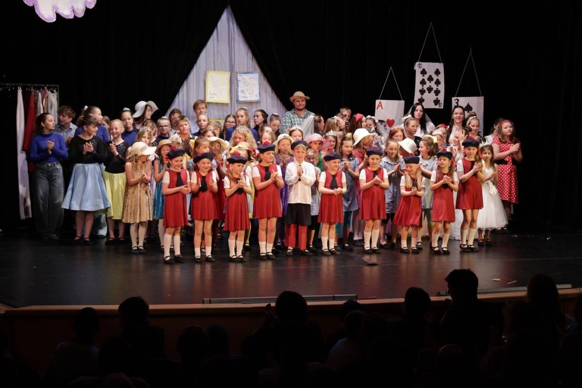 Představení „V peřině“ jsme tentokrát uvedli ve dvou reprízách pro žáky 1. - 8. tříd ZŠ Rožmitál. Tento ojedinělý projekt vznikl díky spolupráci tanečního oboru manželů Suldovských a literárně-dramatického oboru žáků Ivany Procházkové. Na jednom jevišti... (pokračování)