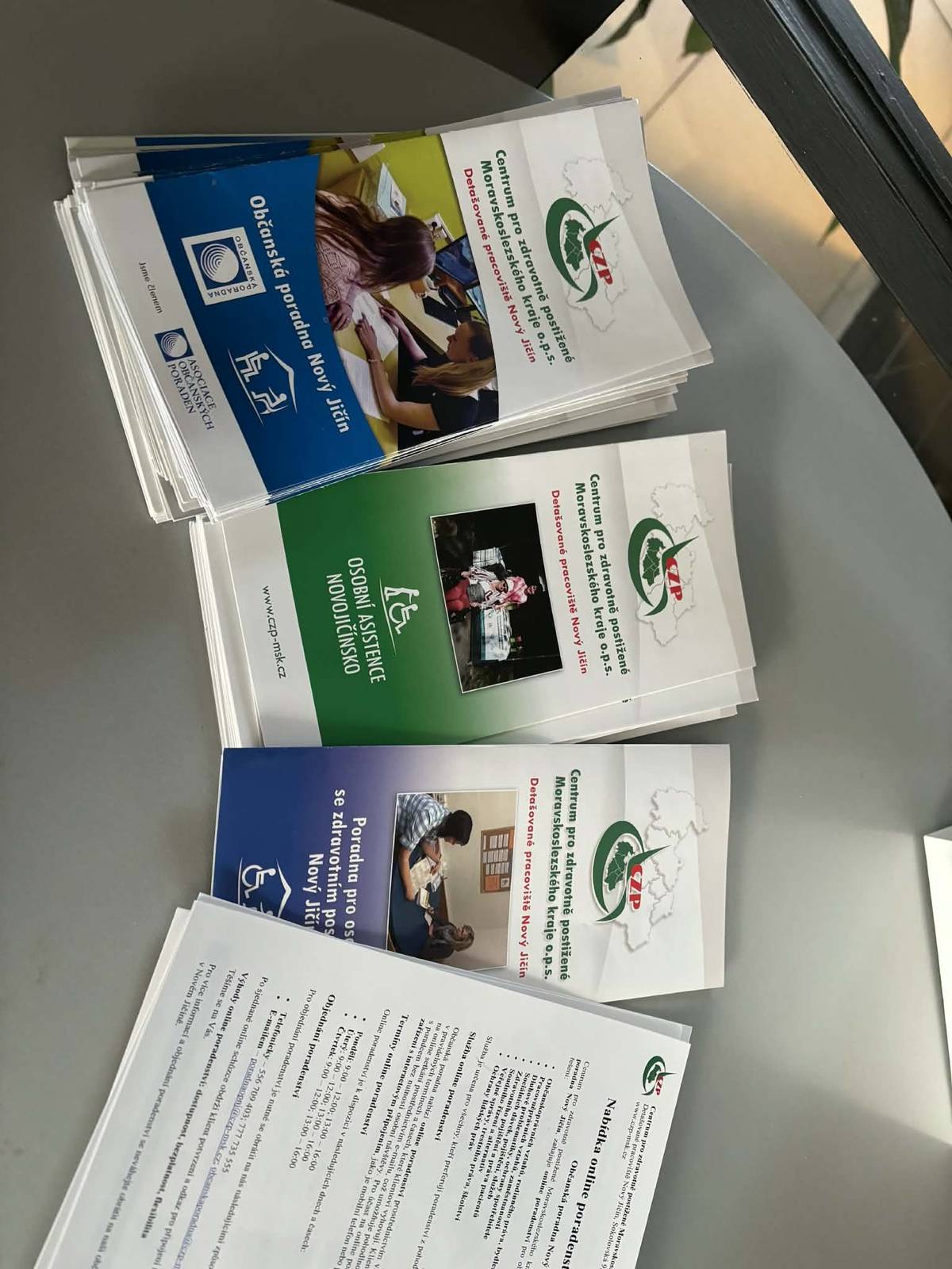 Obyvatelé Příbora mohou i v letošním roce využívat bezplatné služby Občanské poradny, a to i díky finanční podpoře města Příbora. Poradna pomáhá lidem zorientovat se v obtížných životních situacích a nabízí odbornou pomoc tam, kde si již sami nevědí rady. Poskytovatelem služby je Centrum pro zdravotně postižené Moravskoslezského kraje, o. p. s., prostřednictvím detašovaného pracoviště Nový Jičín. Poradenství je poskytováno nezávisle, důvěrně a bezplatně, a to všem, kteří se na poradnu obrátí. „Občanská poradna nabízí odborné poradenství zejména v oblastech sociálních dávek a sociálních služeb, sociálního a zdravotního pojištění, pracovněprávních vztahů a zaměstnanosti, bydlení, rodiny a  mezilidských vztahů, občanskoprávních vztahů a občansko-soudního řízení, zadlužení a dluhové problematiky, školství a vzdělávání, ochrany spotřebitele, právního systému ČR a EU, veřejné správy, trestního práva, ochrany základních práv a svobod,“ uvedla Karolína Najzarová, vedoucí odboru sociálních věcí. Kontaktní pracoviště se nachází v přízemí Městského úřadu Příbor na náměstí Sigmunda Freuda. Bez objednání lze pracoviště navštívit v úterý od 09:00 do 12:00 hodin, pro objednané klienty od 13:00 do 16:00 hodin. „Součástí služby je také online poradenství z pohodlí domova prostřednictvím aplikací Microsoft Teams nebo WhatsApp. Objednávat lze na tel.: 556 709 403, 777 735 555 anebo e-mailem: poradnaopnj@czp-msk.cz, obcanskaporadna@czp-msk.cz,“ doplnila Karolína Najzarová. Podrobné informace jsou k dispozici na webových stránkách poskytovatele služby: https://czp-msk.cz/nase-sluzby/odborne-socialni-poradenstvi/obcanska-poradna-novojicinsko/.