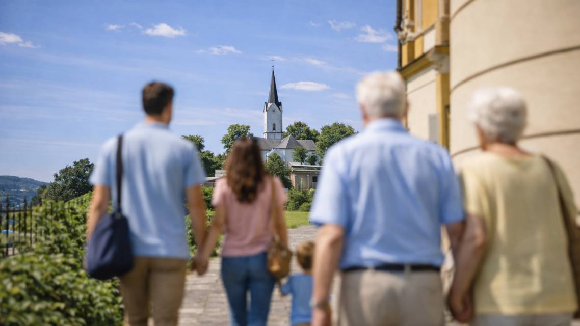 K 31. 12. 2025 mala obec Markušovce spolu 4 896 obyvateľov. Z celkového počtu tvorili muži 2 471 a ženy 2 425. Oproti predchádzajúcemu roku zaznamenala obec celkový medziročný prírastok +71 obyvateľov.