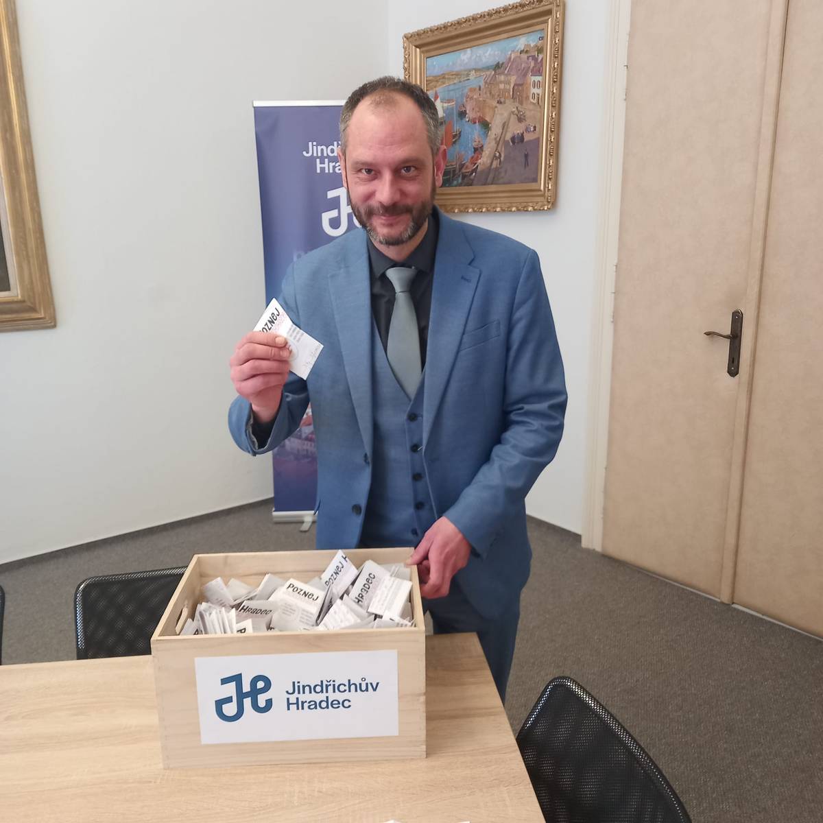 Dne 19. ledna 2026 vylosoval starosta města Michal Kozár tři vítěze tabletů Lenovo Tab Plus. Do slosování byli zařazeni účastníci, kteří správně vyluštili tajenkovou větu, prokázali se vstupenkou z některé památky nebo napsali svůj příběh z návštěvy města. Jeden tablet zůstává v Jindřichově Hradci, další míří do Brna a do Prahy. Všichni výherci budou neprodleně telefonicky nebo e-mailem informováni zaměstnanci oddělení cestovního ruchu.