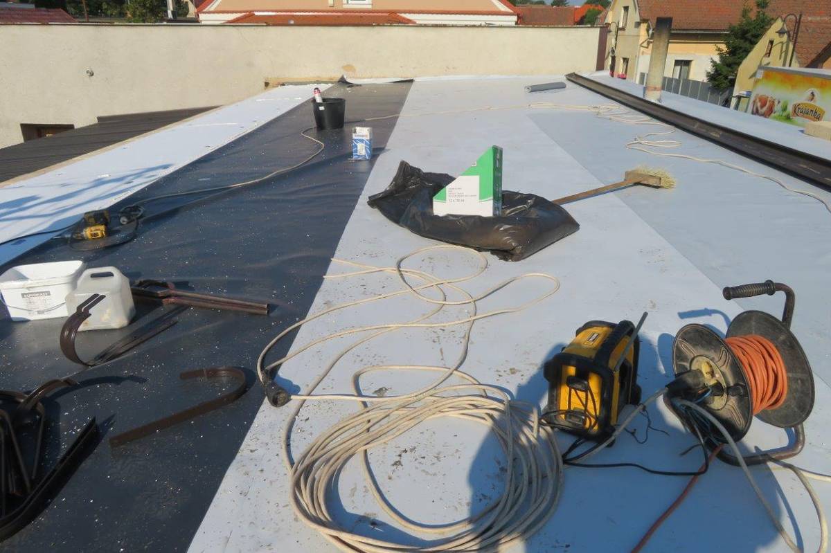 V rámci programu a stabilizace venkova 2023 Plzeňského kraje jsme provedli opravy střech na obecních budovách.