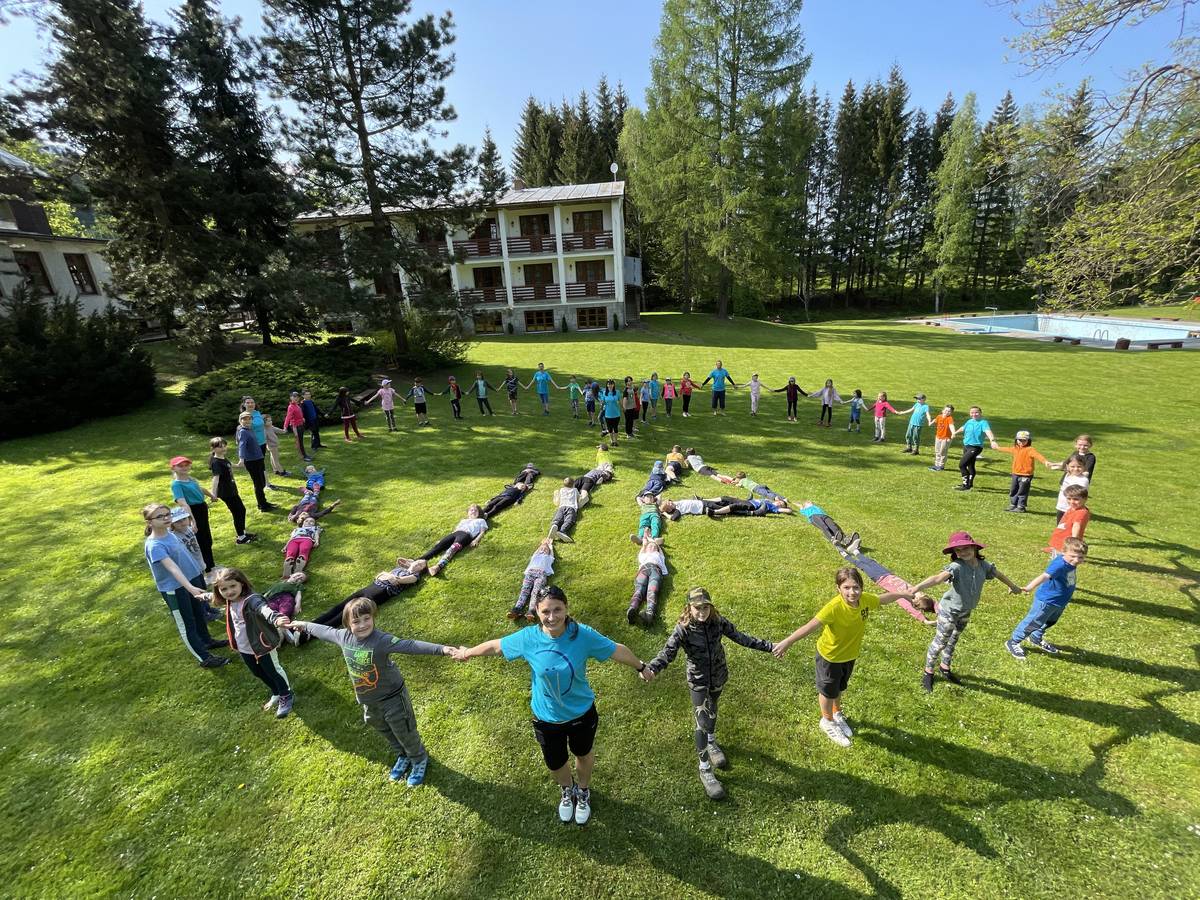 Montessori výuka zůstane i nadále součástí vzdělávací nabídky města. Aby byly splněny nové zákonné požadavky a zároveň zajištěny stabilní podmínky pro dlouhodobé fungování programu, město připravuje sloučení ZŠ Via Montessori a ZŠ dr. Miroslava Tyrše. Od 1. ledna 2027 budou obě instituce fungovat jako jedna škola se dvěma vzdělávacími programy – klasickým a Montessori – ve stávající společné budově na Tyršově ulici. „V oblasti školství se pohybuji mnoho let a dobře chápu obavy rodičů i pedagogů. Montessori výuka v Hlučíně nekončí. Naopak – chceme jí zajistit stabilní podmínky a dlouhodobou perspektivu. Sloučení obou škol je krokem, který respektuje zákon, reaguje na aktuální situaci a umožní, aby se oba vzdělávací směry dále rozvíjely,“ uvedla starostka Petra Tesková.   Celý článek naleznete zde: https://bit.ly/4bLdrPP   #hlucin #mestohlucin #slouceni #montessori #vyuka