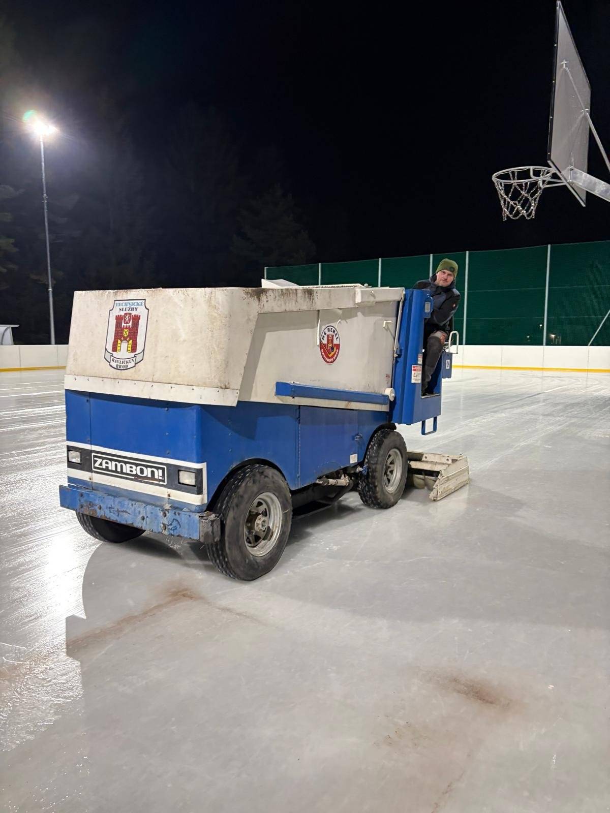 Včera jsme na Sokolovnu přivezli nového pomocníka na úpravu ledové plochy ⛸️. Nová rolba nám usnadní večerní úpravu, díky čemuž můžeme s úpravou ledu začínat později. Od dnešního dne je tak možné bruslit každý den až do 19 hodin 🕖.