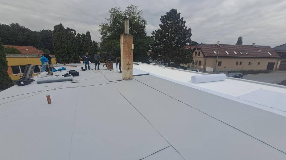 V rámci programu a stabilizace venkova 2024 Plzeňského kraje jsme provedli opravu střechy na části budovy č. p. 142.