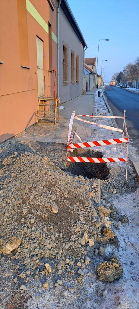 Vážení občané, informujeme vás o zjišťování příčin nesvítících lamp v ulicích Maršála Rybalka, Okružní, Jindřicha Lukeše a Slepá. Prosíme o trpělivost, pravděpodobně došlo k poškození v důsledku stavby a silných mrazů.