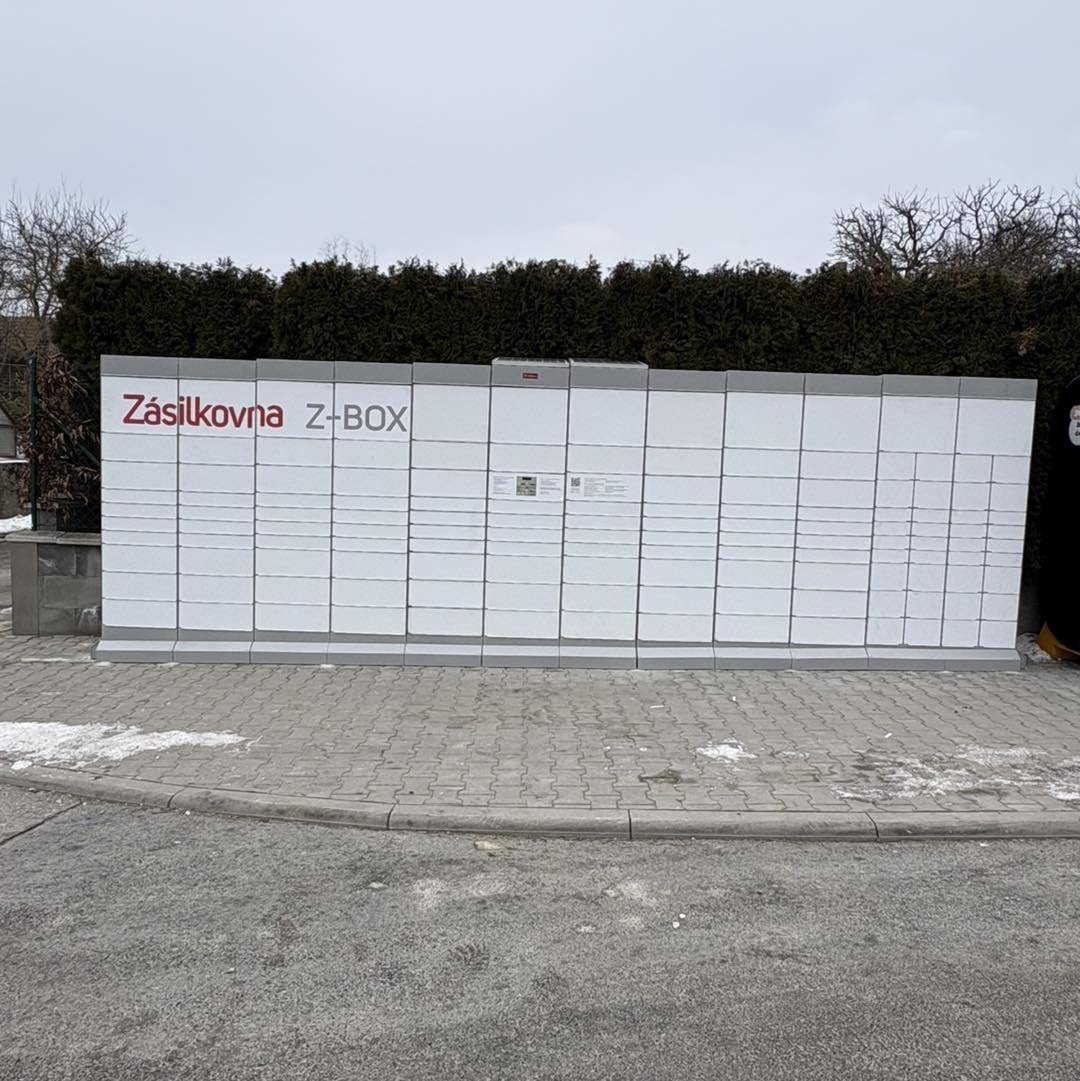 Od včerejška máme v obci nový Z-BOX ve větší velikosti 📦. Doufáme, že zvýšená kapacita chvíli vydrží a zásilky nás všech už nebudou putovat po okolních obcích.