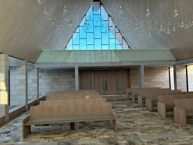 Po roce a čtvrt, kdy musely smuteční obřady probíhat provizorně v kostele svatého Michaela a ve velkém sále Klubu Teplo, se pohřby vracejí zpět do nově zrekonstruované smuteční síně na městském hřbitově. Provoz kanceláře pohřební služby začne v pondělí 9. února a smuteční rozloučení se zde znovu začnou konat od čtvrtka 12. února. Do kompletní proměny pohřební síně investovalo město Přerov bezmála 72 milionů korun.                               Číst dál...