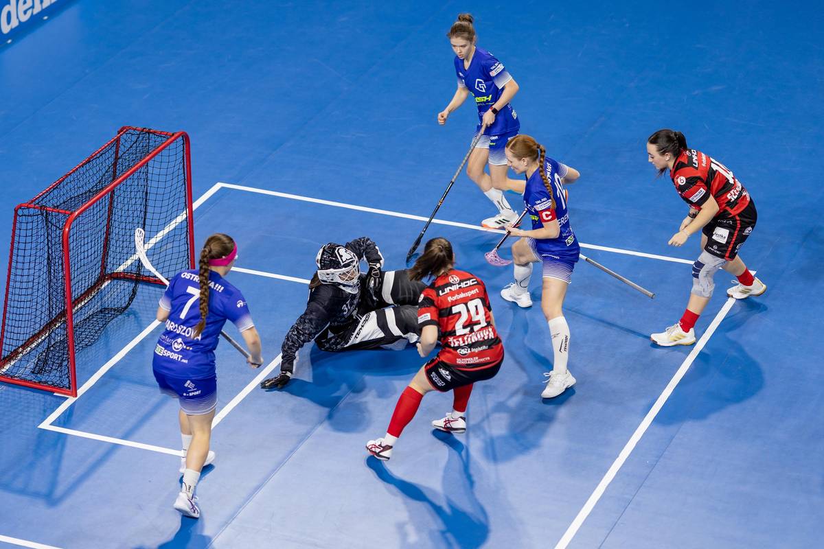 Městský obvod Ostrava-Jih vyčlenil v roce 2026 na podporu spolků a neziskových organizací celkem 5,4 milionu korun. Stejně jako v loňském roce poskytuje obvod finanční prostředky formou finančních darů, které nahradily tradiční dotační systém a výrazně zjednodušily celý proces. Podpora směřuje do oblastí sociální péče, sportu, kultury, školství a volnočasových aktivit. Nový systém přináší rychlejší schvalování, méně administrativy a pozitivní ohlasy ze strany žadatelů. „Jako obvod dlouhodobě a nadstandardně podporujeme aktivity spolků, stejně jako nejrůznější možnosti trávení volného času našich obyvatel tak, aby byl výběr co nejpestřejší a smysluplný. Proto jsme urychlili a zjednodušili i způsob podávání a schvalování žádostí, a to bez zbytečné byrokracie,“ uvedl starosta městského obvodu Ostrava-Jih Martin Bednář. V oblasti školství se rozdělilo 300 tisíc korun mezi devět institucí, které pořádají vzdělávací aktivity pro děti nebo podporují žáky ze znevýhodněného prostředí. V oblasti volného času dětí a mládeže získaly tři desítky spolků celkem 1,1 milionu korun na zajištění celoročních kroužků, programů pro děti či dětských letních rekreací. Finanční dary v oblasti kultury ve výši 300 tisíc korun míří k jedenácti institucím, a to kromě celoroční podpory jejich činnosti také na akce, jako jsou Porta nebo Folklor bez hranic. U sportovních darů pro 44 organizací v celkové částce 2 miliony korun převažují příspěvky na zajištění celoroční sportovní činnosti. V sociální oblasti se 1,7 milionu korun rozdělí mezi celkem 49 různých zařízení, například Charitní středisko Matky Terezy, Společnost pro ranou péči nebo Medelu – péči o seniory. Podrobnosti najdete na webu obvodu: https://ovajih.ostrava.cz/cs