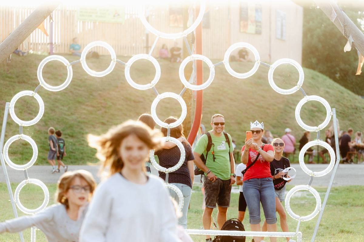 📍 Reklamní kampaň k 800. výročí od první zmínky o Hradci Králové probíhala po celý rok 2025. Soustředila se především na samotné město a Královéhradecký kraj, řada aktivit však byla komunikována po celé republice i v zahraničí. 📍 Od mnoha dalších měst a obcí nebo novinářů máme jak na grafické zpracování, tak na celkové pojetí oslav nadšené ohlasy. Pochvaly přišly dokonce i z Finska nebo Polska. Grafika oslav získala nominaci na udělení prestižní ceny Czech Grand Design 2025.  📍 Nás ale zajímá, jak jste komunikaci vnímali vy a jak se zpětně díváte na celé oslavy. Budeme proto rádi za pár minut vašeho času při vyplnění dotazníku níže. Děkujeme za váš názor i celý rok 2025. 👉 Odkaz na dotazník naleznete ZDE.