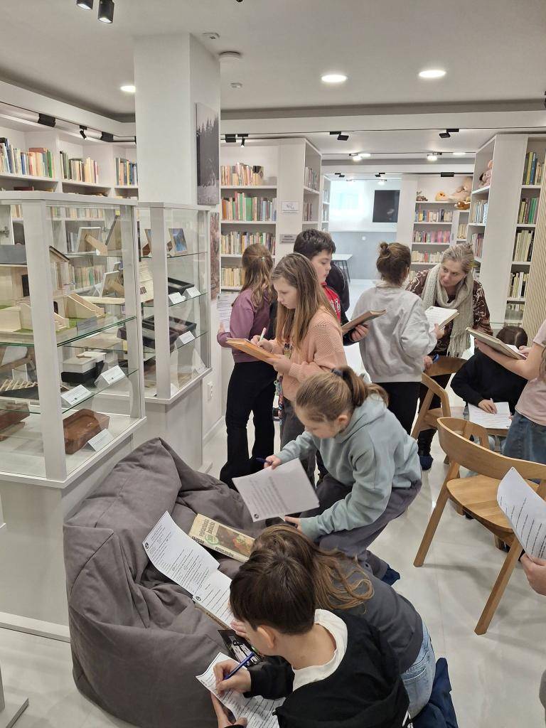 20. 1. 2026 nás v pedagogickom sprievode pani učiteľky navštívili žiaci 5. A (Spojená škola – Ústredie). Po prednáške o hrobke a dejinách rodiny Moravských vypĺňali pracovný list