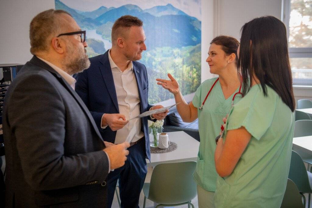 V silné regionální porodnici v Moravskoslezské nemocnici Frýdek-Místek se vloni narodil nadprůměrný počet dětí. Zdravotníci tam přivítali na svět 917 miminek, což je o 35 více než v roce 2024. O tom, že tamní dětské oddělení a porodnice mimořádně prosperují se při osobní návštěvě přesvědčili primátor města Petr Korč s náměstkem Marcelem Sikorou. Čtěte na webu města: DĚTSKÉ ODDĚLENÍ A PORODNICE V MIMOŘÁDNÉ FORMĚ: POČET DĚTÍ ROSTE | Frýdek-Místek