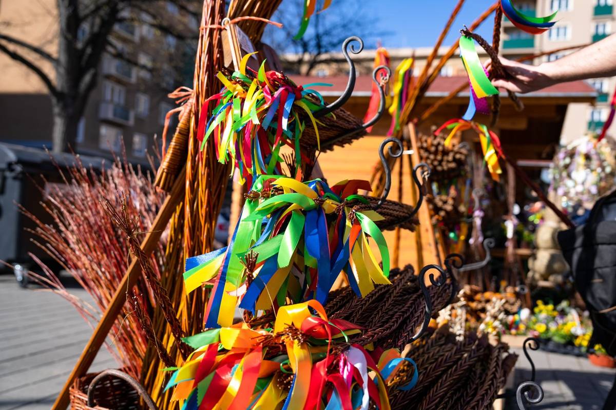 🥚🌿 Od 30. března do 4. dubna 2026 se na Alšově náměstí uskuteční velikonoční jarmark. Městský obvod pro tuto akci hledá prodejce tradičních rukodělných výrobků, jako jsou kraslice, keramika, dřevěné výrobky, pomlázky, velikonoční vazby nebo velikonoční pečivo. 📝 Přihlášky: do 13. března 2026 👉 Informace: 📞 602 591 918 | 599 480 913 |        📧 stepanka.ostarkova@moporuba.cz