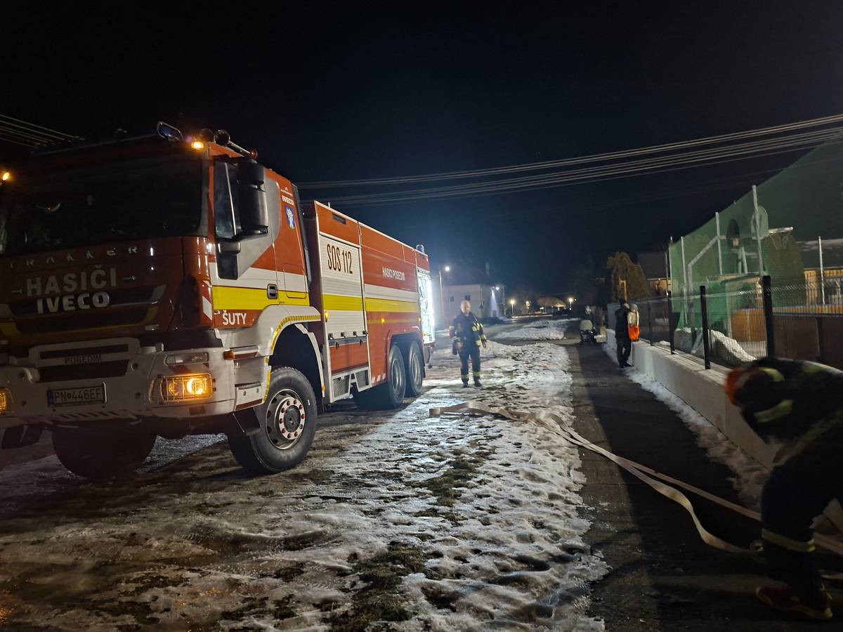 Keďže nám opäť "prituhlo", obec zabezpečila zalievanie klziska pri škole. Týmto vyslovujeme veľké poďakovanie dobrovoľným hasičom z Pobedima za ich ochotu a spoluprácu.