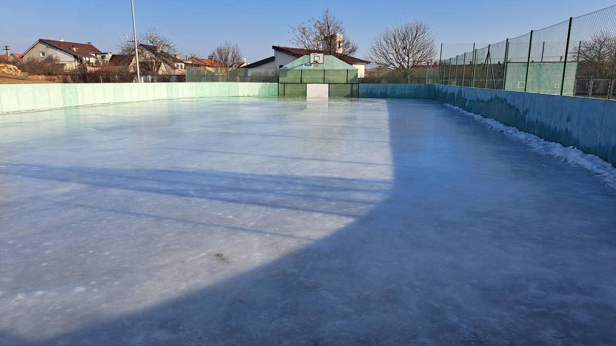 Po všechny následující mrazivé dny je ledová plocha u ZŠ otevřena pro veřejnost  do 19.00. Od 19.00 se bude hrát hokej a poté bude probíhat údržba ledu na další den. Tak si přijďte zabruslit dokud to počasí dovolí.  Velké díky všem dobrovolníkům za Vaši obětavost a ochotu.👍👏❤️