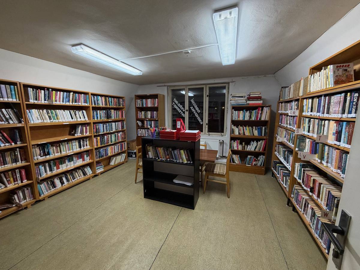 Vážení čtenáři a návštěvníci knihovny, Zveme Vás na návštěvu knihovny. Prostory probíhají reorganizací, ale všechny knihovnice jsou připraveny se Vám věnovat a asistovat Vám při výběru knih. Zveme také maminky s dětmi - pro Vaše děti jsme připravily místo pro kreativní tvoření (pastelky, fixy, omalovánky, barevné papíry,...) a také dětská část dostává "nový kabát". Přijďtě se podívat, prolistovat si knihy, půjčit si něco nového. Budeme se těšit na všechny nové i stávající čtenáře všech věkových kategorií.  Otevírací doba zůstává stejná: Středa 18-20 Sobota 9-11   Těšíme se na vaši návštěvu!