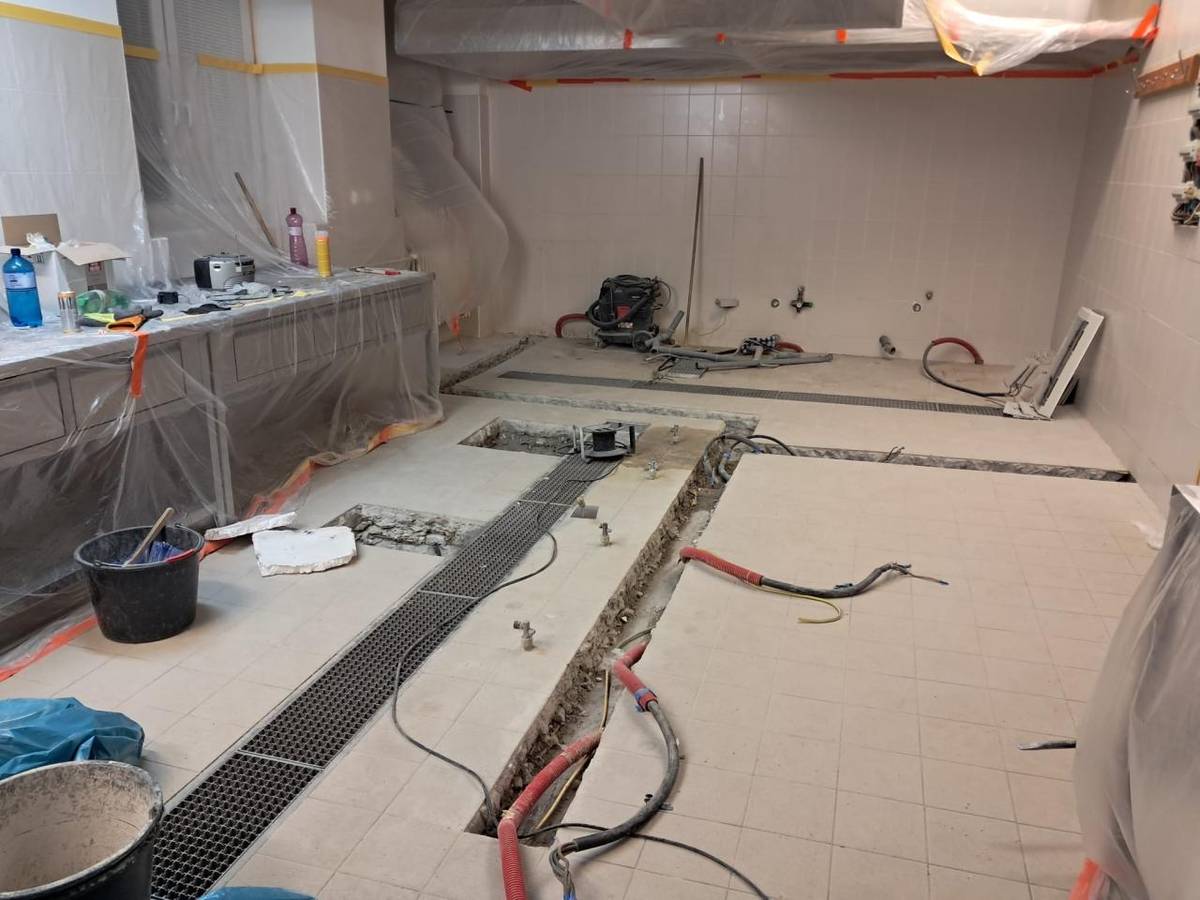 Někdy jsou nejdůležitější věci ve městě ty, které nejsou na první pohled vidět. Nejsou to nové lavičky ani slavnostní střihání pásek. Jsou to věci, které fungují v tichosti každý den – a díky nim se město nezastaví. Jednou z nich je i školní kuchyň naší základní školy.