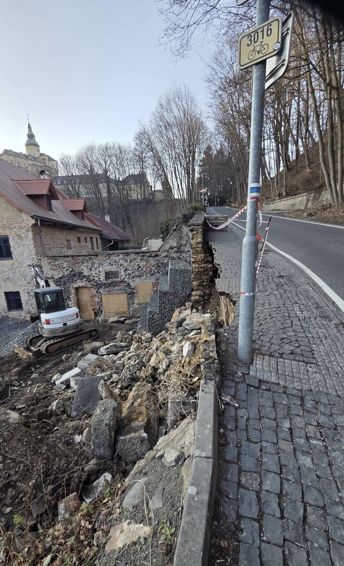 Do odvolání je z důvodu poškození opěrné zdi a konstrukce vozovky uzavřena Zámecká ulice v úseku od ulice Hejnické až po křižovatku s ulicí Bělíkovou. 🅿️ Vjezd na parkoviště Státního hradu a zámku Frýdlant je možný od křižovatky ulic Bělíkova × Zámecká. 🚌 V souvislosti s uzavírkou je:   ❌ vyloučena autobusová doprava,   🚏 autobusové zastávky v Bělíkově ulici mimo provoz do odvolání.   ℹ️ O dalších změnách a úpravách dopravního režimu vás budeme průběžně informovat.