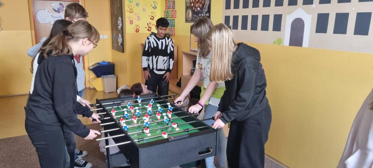 Vánoční čas přinesl žákům 8. třídy milé překvapení od školy. Pod stromeček dostali různé společenské hry, které jim dělají velkou radost.