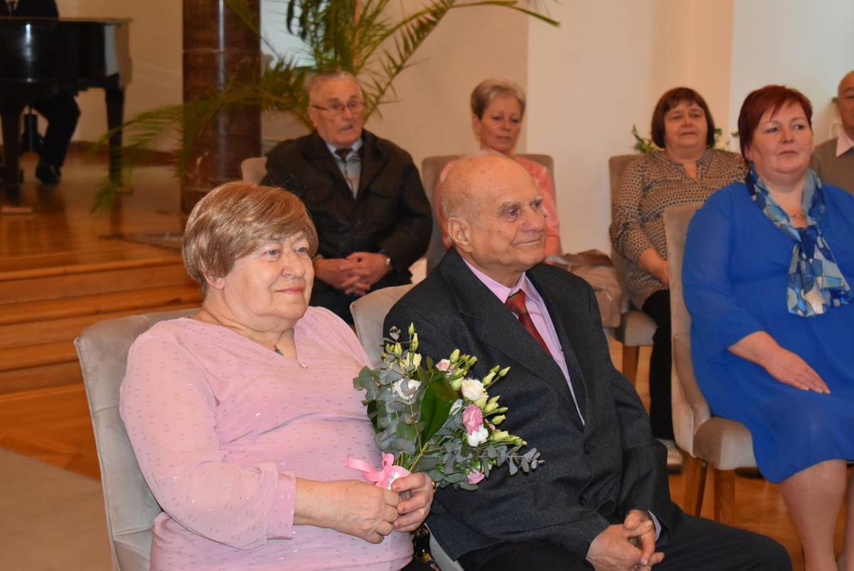 Úctyhodnou diamantovou svatbu dnes spolu se svou rodinou slaví manželé Helena a Jaroslav Krandovi, kteří si své „Ano“ symbolicky zopakovali v obřadní síni žatecké radnice po 60 letech společného života.