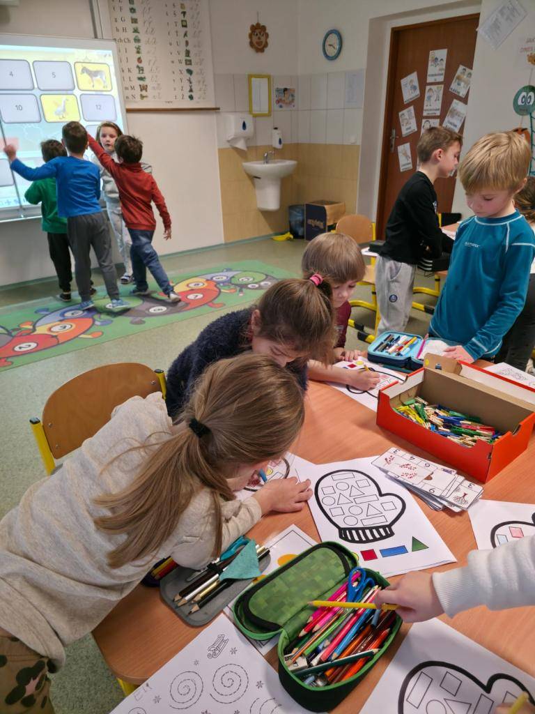 Zvídavé pohledy malých předškoláků z mateřských školek Skleněnka a Sluníčko zaplnily 13. a 20. 1. při návštěvě ZŠ naše 1. třídy.