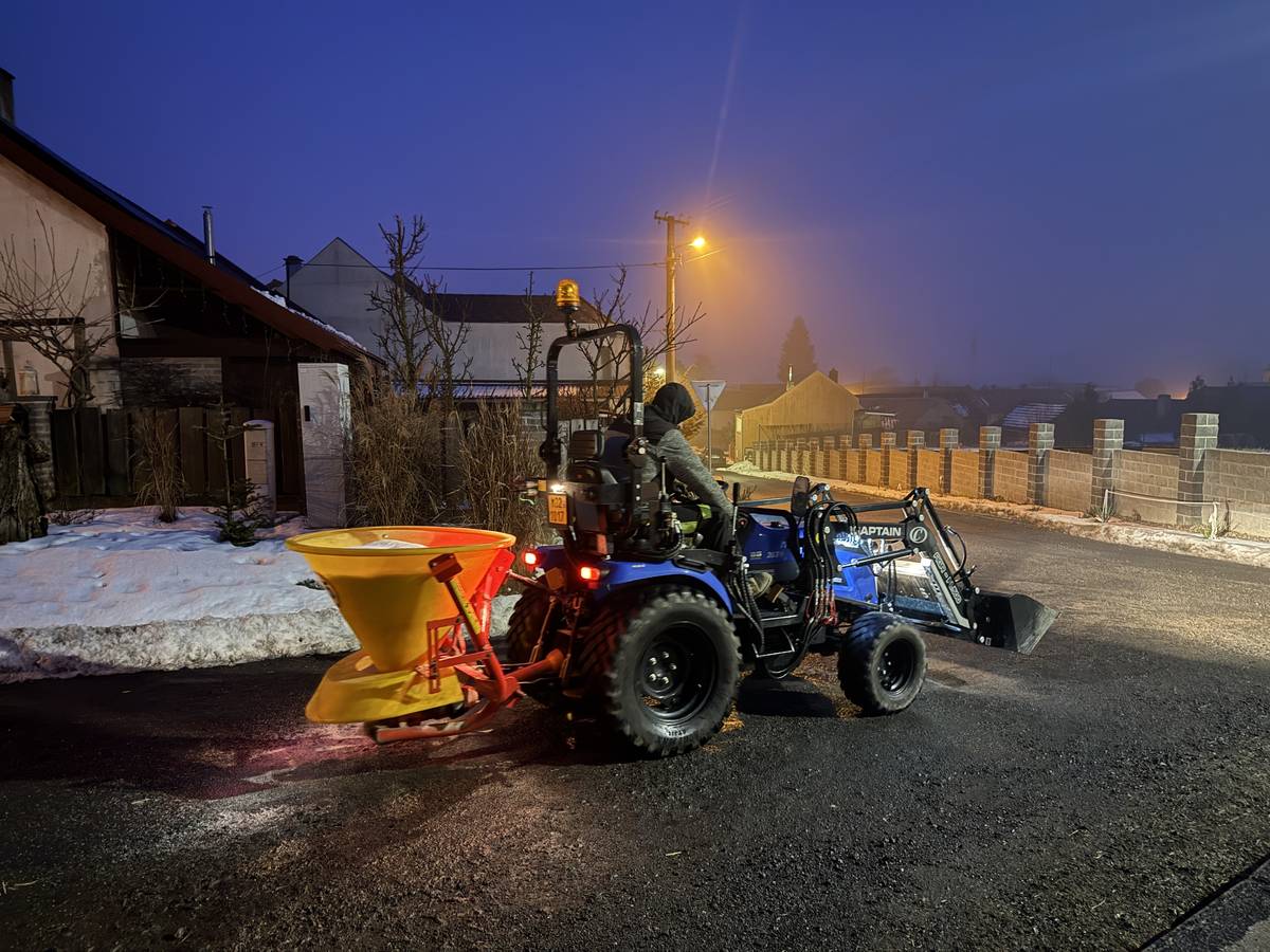 Vážení občané, upozorňujeme na extrémní ledovou námrazu, která je od brzkého rána venku a na silnicích. Obecní komunikace jsme právě vyrazili solit. Zatím však nejsou prosoleny ani krajské cesty, dbejte extrémní opatrnosti na svých cestách. Stále je také možnost si na obecním úřadě přijít pro pytle se solí k ošetření vlastních vjezdů či chodníčků. Přejeme hezký den.