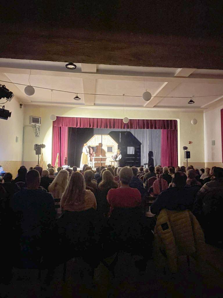 Takmer dve tretiny obyvateľov obce sledovalo porubské divadlo.