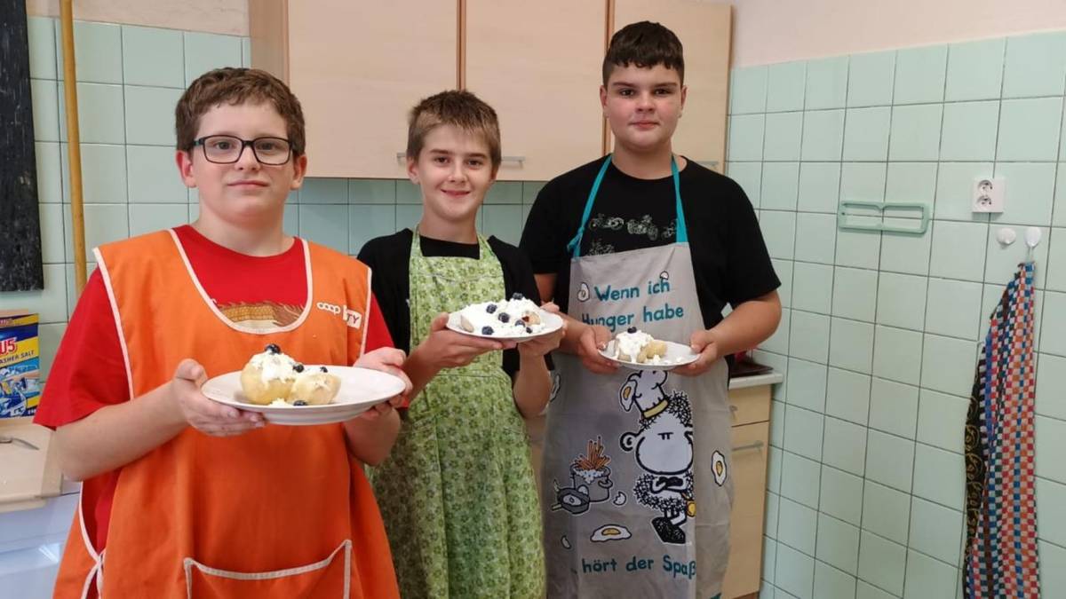 Dobroty uvařené žáky 7.A při hodině vaření.