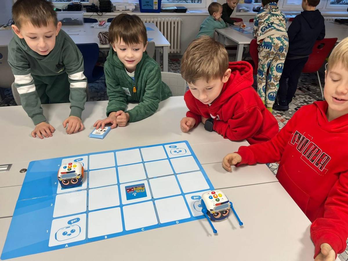 Prvňáčci z 1. A dnes poprvé zavítali do učebny robotiky, kde je čekalo dobrodružství s roztomilými Tale Boty.