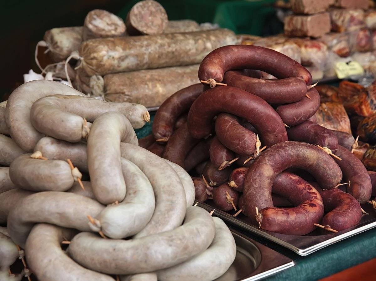 V sobotu 24.01.2026 v době od 09.30 do 13.00 hodin proběhne prodej zabíjačkových pochoutek v ulici Za Humny (poblíž zdravotního střediska) v Trmicích. Těšit se můžete na jitrnice, jelítka, tlačenku, sulc, sádlo škvarky a také uzená žebra a domácí klobásy.